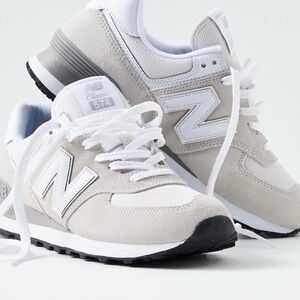 New Balance 574 Classics Grey and White Womens Sneakers 8 Wide NWT w/box